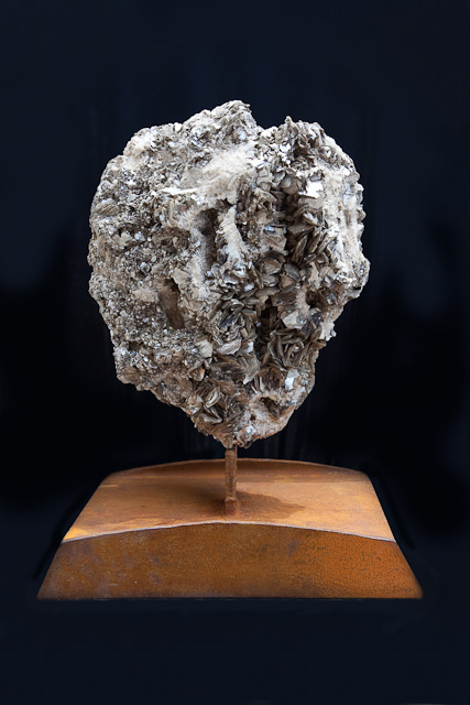 Muscovite on welded iron stand. Brazil 